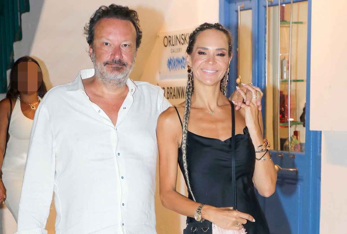Νικολέττα Καρρά: Αγκαλιά και πιο ερωτευμένοι από ποτέ στα σοκάκια της Μυκόνου