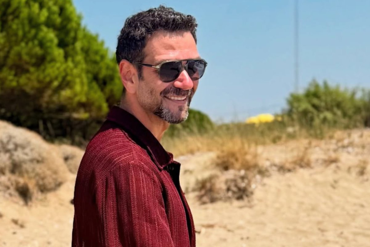 Τάσος Ιορδανίδης: Ποζάρει ημίγυμνος σε μια καλλιτεχνική φωτογραφία