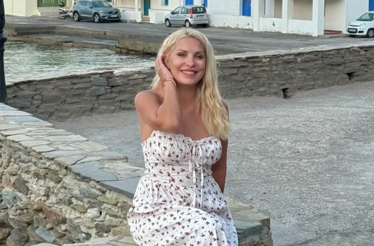 Ελένη Μενεγάκη: Αέρινη και κομψή πάνω στο σκάφος με μαύρο μπικίνι