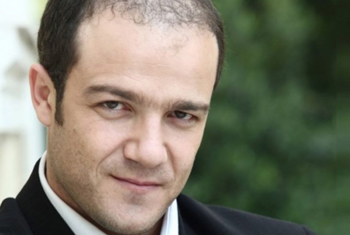 Φώτης Σπύρος: «Από πολύ μικρός ανακάλυψα ότι είμαι γκέι, ο μπαμπάς μου ήταν αλκοολικός…»