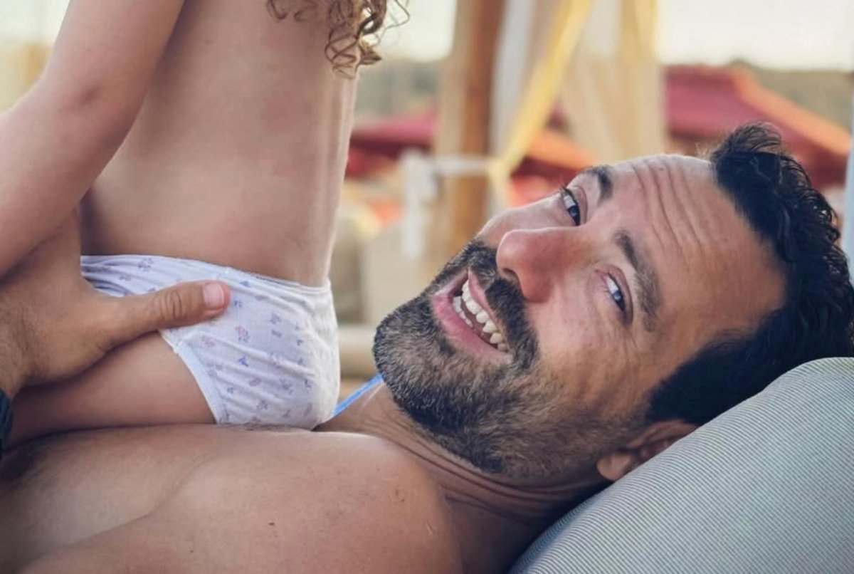 Σάκης Τανιμανίδης: Ξέγνοιαστες βουτιές και γέλια με τις δίδυμες στην καρδιά της Πάρου!