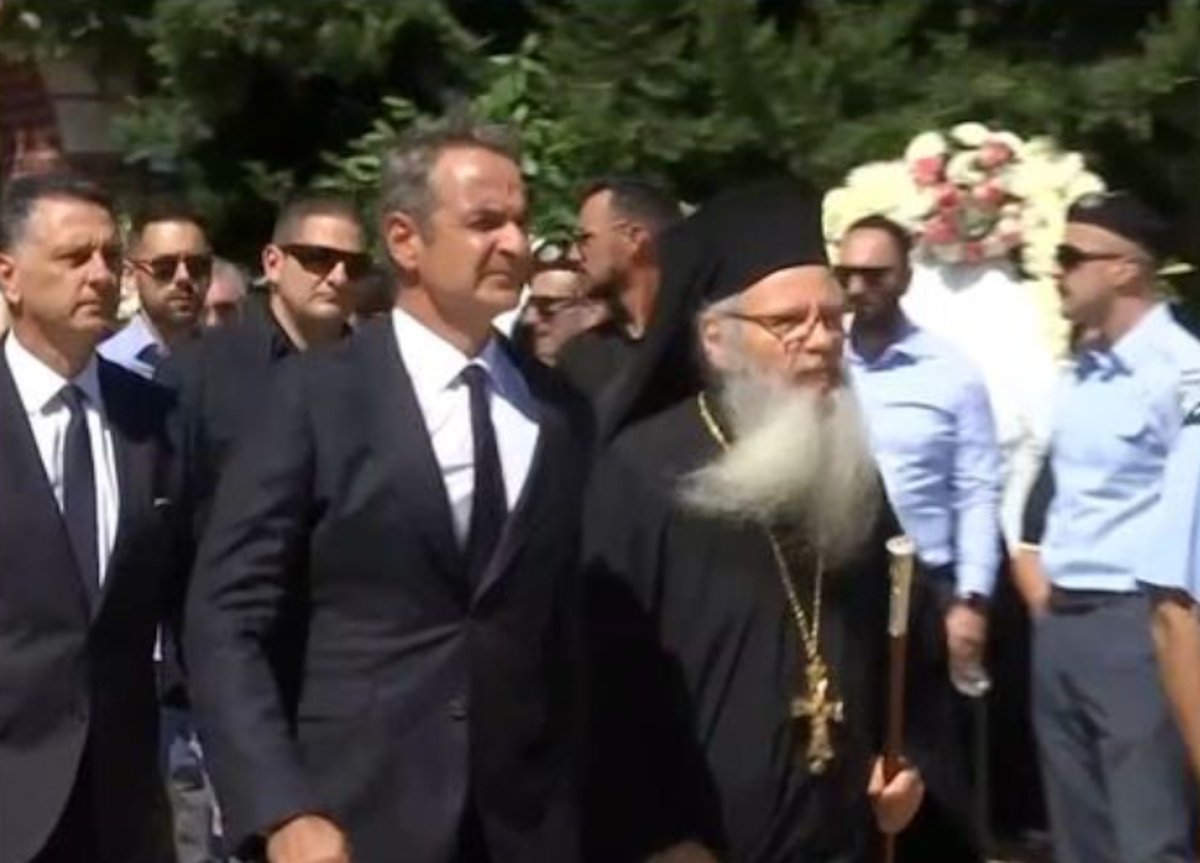 Θλίψη στην κηδεία του Απόστολου Βεσυρόπουλου