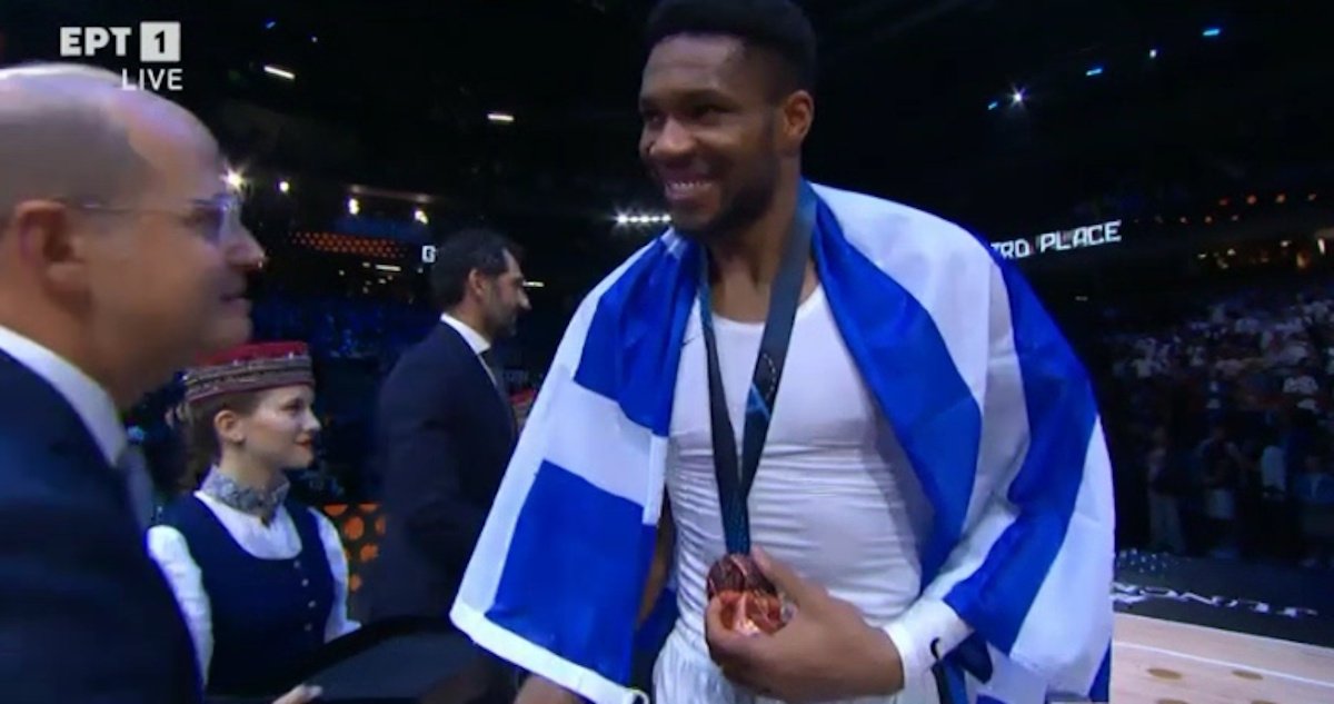 Eurobasket 2025: Μεγάλες στιγμές! Ρίγη συγκίνησης στην απονομή – Οι Έλληνες φίλαθλοι αποθέωσαν την Εθνική