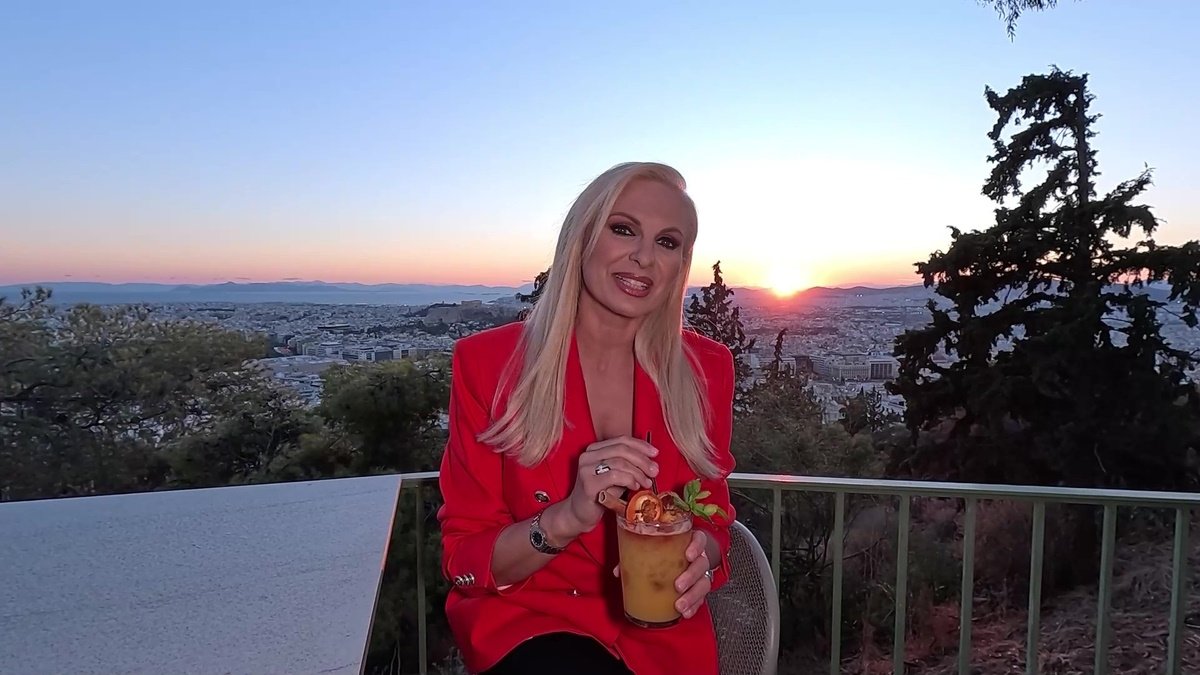 Η Μάγδα Τσέγκου κάνει πρεμιέρα στο Open με το «Happy Hours»