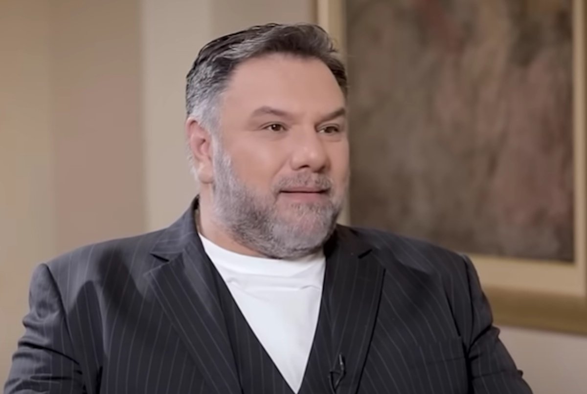 Γρηγόρης Αρναούτογλου: Ήμουν τόσο θρησκόληπτος που δεν έκανα σ@ξ κάθε Τετάρτη και Παρασκευή»