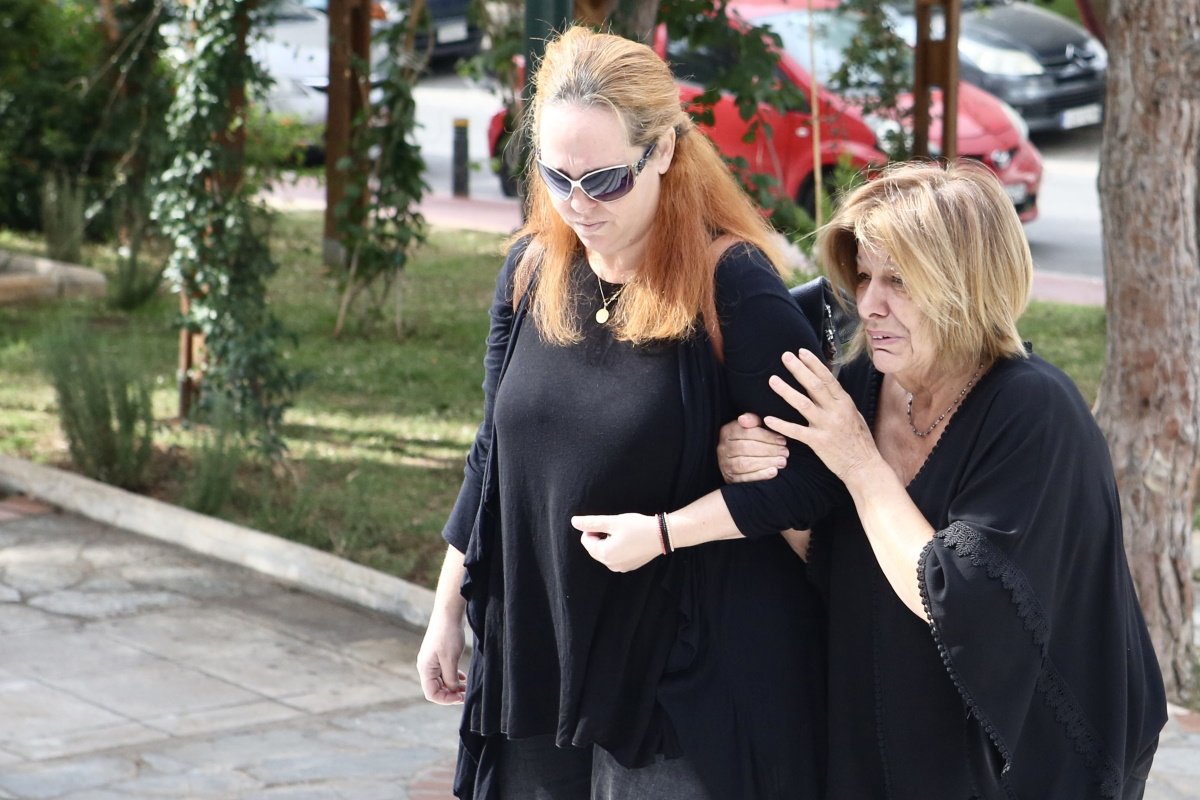 Το τελευταίο αντίο στον Άλκη Γιαννακά – Συντετριμμένη η σύντροφός του στην κηδεία