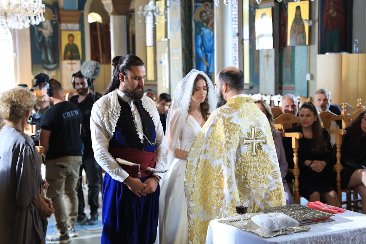 Η γη της ελιάς: Ο γάμος Παυλή και Δάφνης στην Κρήτη – Συγκίνηση, μαντινάδες και αυθεντικό κρητικό γλέντι!