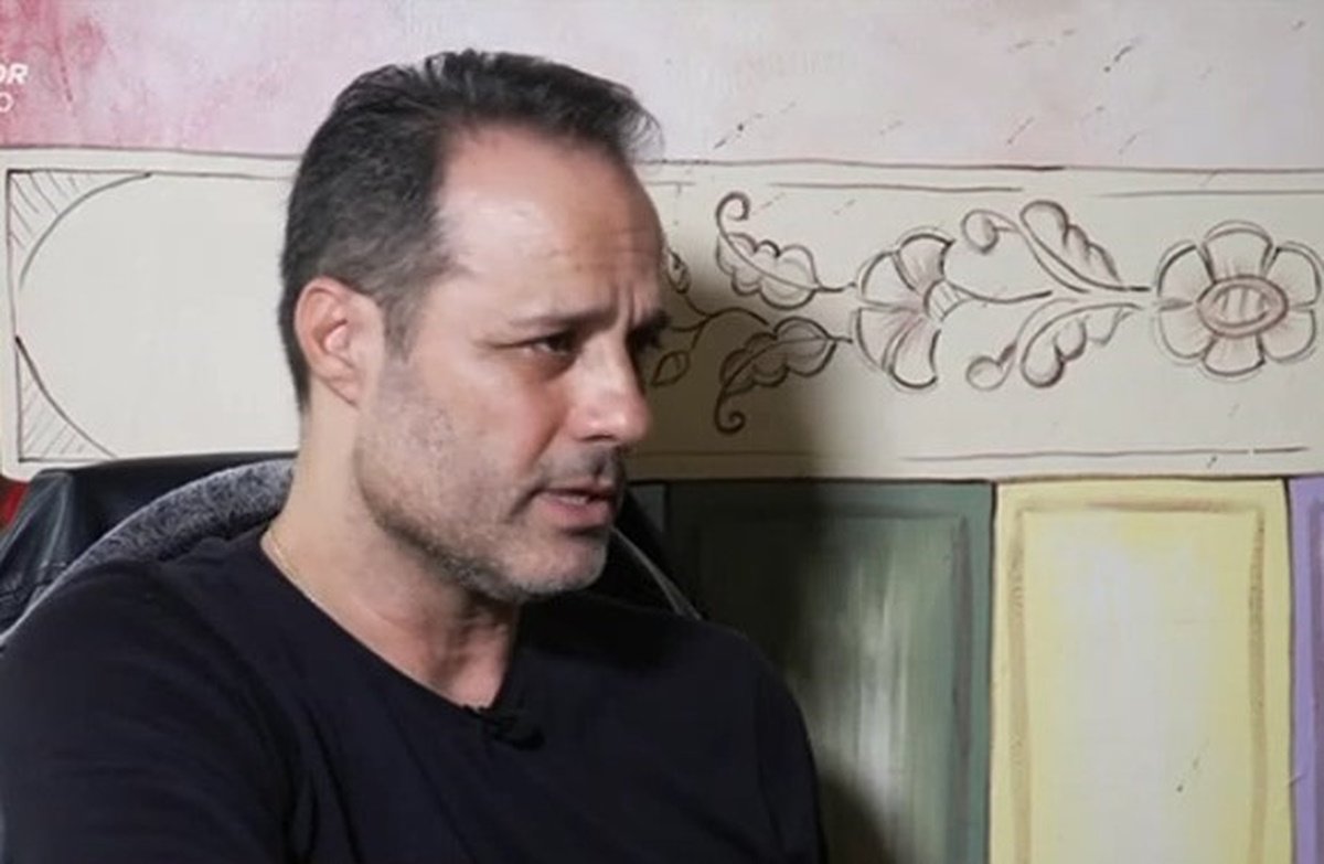 Πάρις Καραγιαννόπουλος: «Η Άννα Βίσση μου είπε να πηγαίνω στο καμαρίνι της – Έβαζε τη μούρη της μέσα…»
