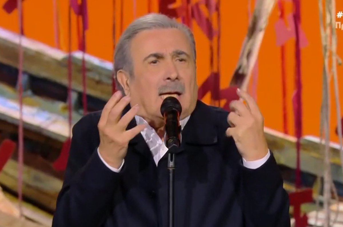 Αλ Τσαντίρι Νιουζ: Πρεμιέρα με Σαββόπουλο και «πυρά» σε Ντόρα Μπακογιάννη – «Τι σκ@τ@ έχεις μες στην ψυχή σου;»