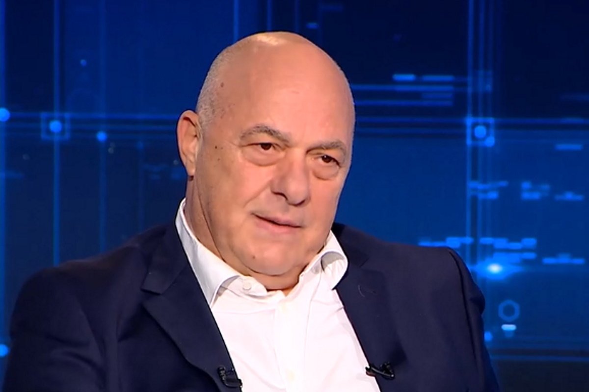 Αχιλλέας Μπέος: «Έχω πάει και με μαύρες – Αυτά που λένε είναι αηδίες. Βέβαια ήταν “θεά” δεν ήταν μια απλή έγχρωμη»