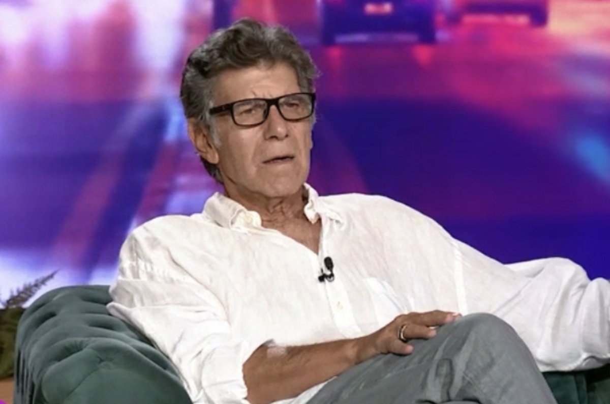 Γιάννης Μπέζος: «Δεν μου εμφανίζονται πια με το μικρόφωνο, εξαφανίζονται…»
