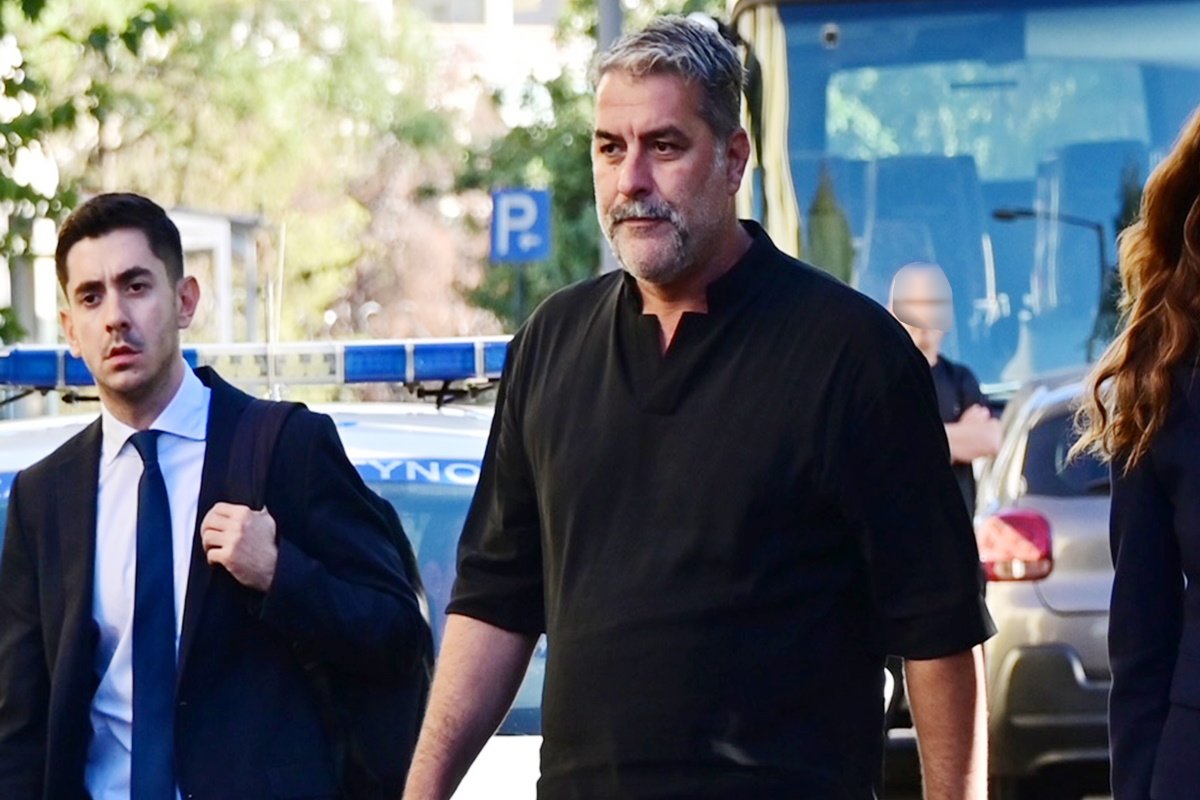Βασίλης Μπισμπίκης: Με γλυκά και συγγνώμη στη γειτονιά που προκάλεσε το τροχαίο