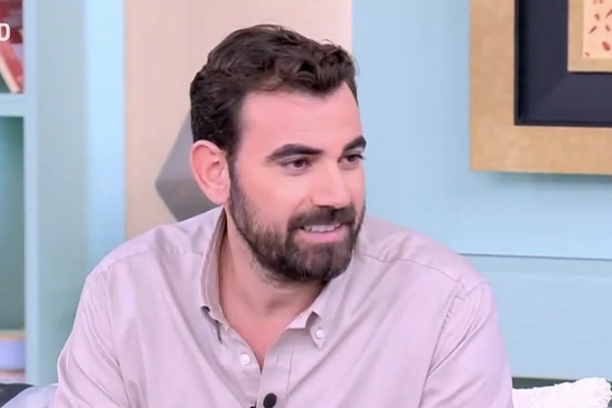 Νίκος Πολυδερόπουλος: Αποκάλυψε πώς έμαθε για την εγκυμοσύνη της συντρόφου του – «Τη βλέπω να κλαίει και λέω…»