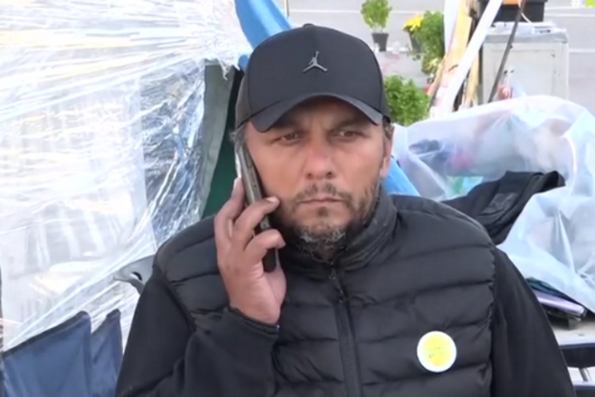 Δεν υποχωρεί ο Πάνος Ρούτσι: «Θα κάτσω εδώ και ας πεθάνω. Θέλω να μάθω πως πέθανε το παιδί μου»