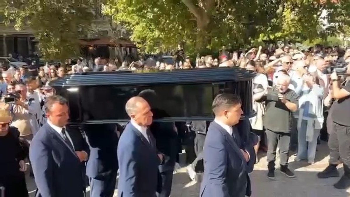 Διονύσης Σαββόπουλος: Χειροκροτήματα κατά τη μεταφορά της σορού του στη Μητρόπολη Αθηνών