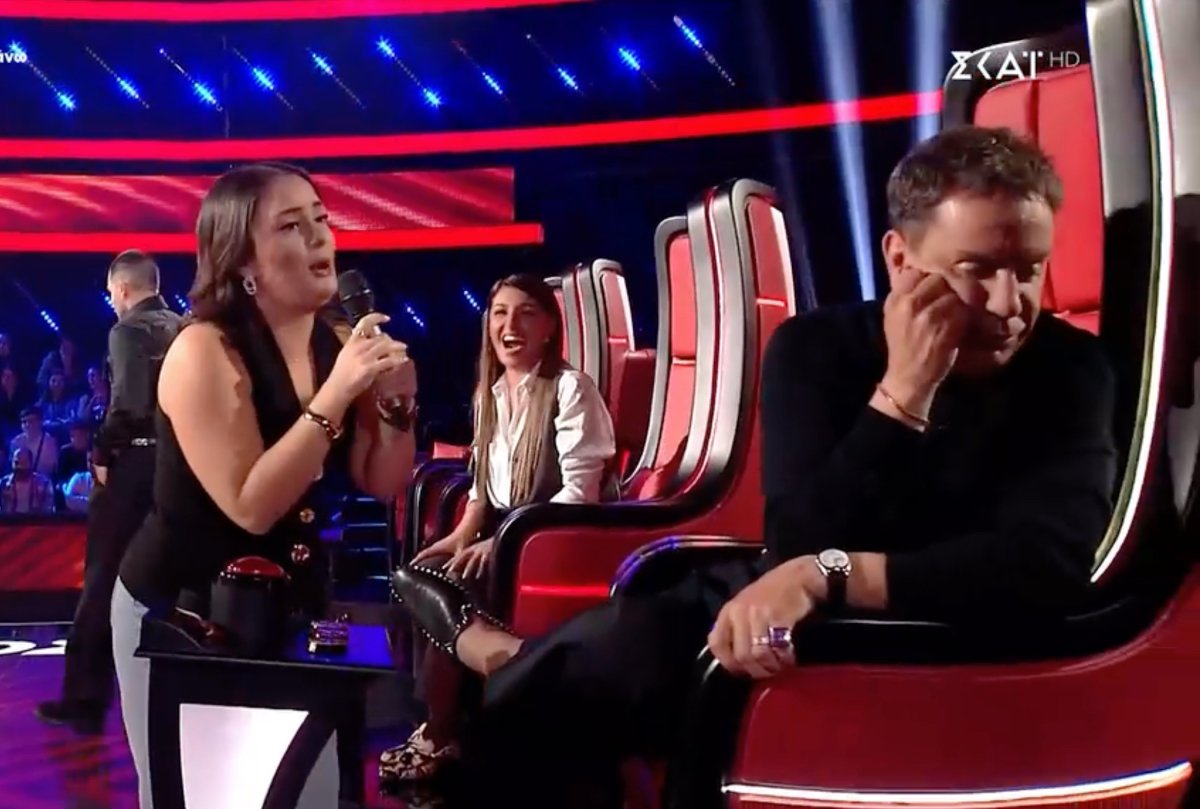 The Voice: Τα «μούτρα» του Γιώργου Μαζωνάκη σε διαγωνιζόμενη που επέλεξε Μουζουράκη