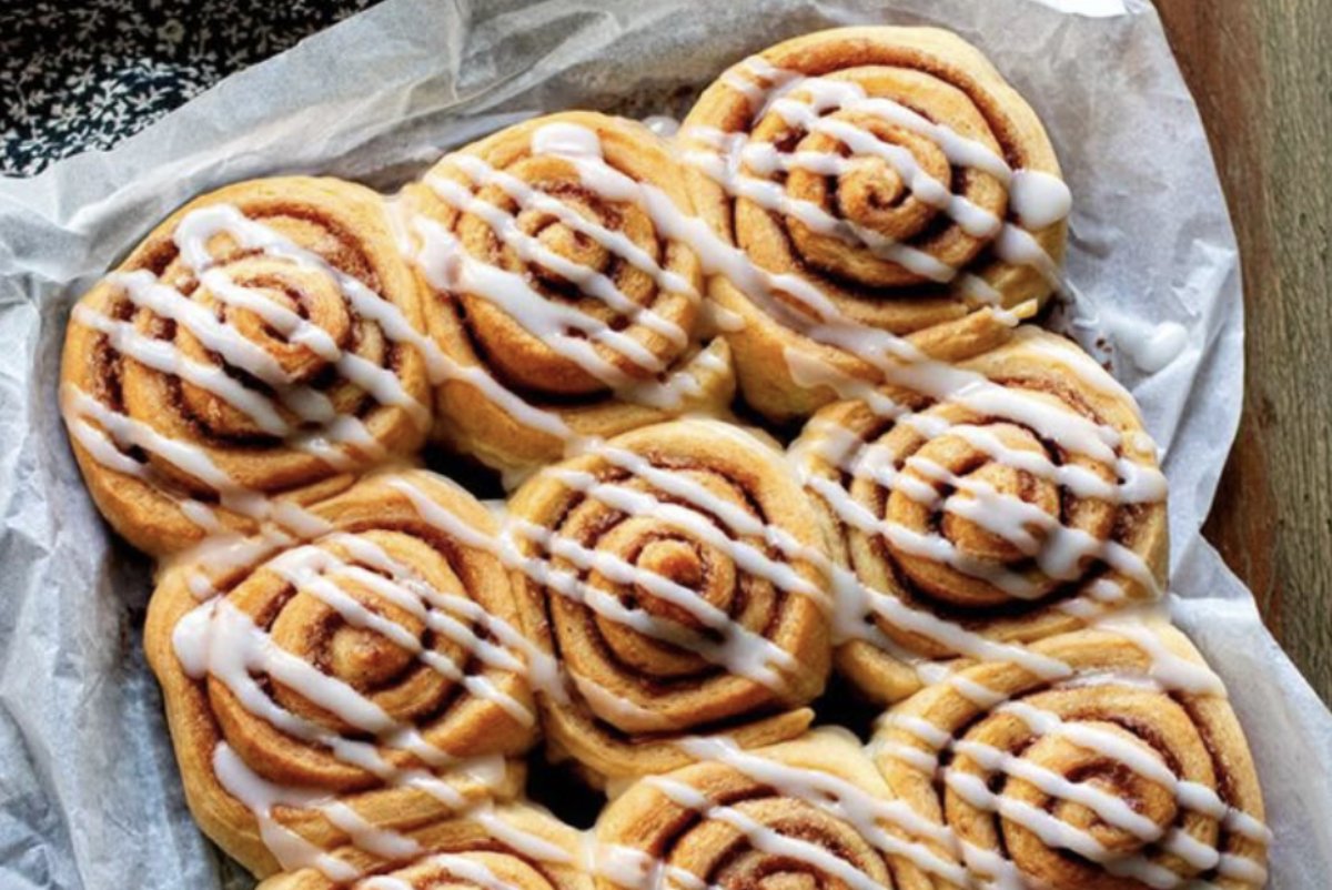 Συνταγή: Cinnamon rolls χωρίς μίξερ – Η πιο «cozy» και εύκολη συνταγή που θα λατρέψεις!