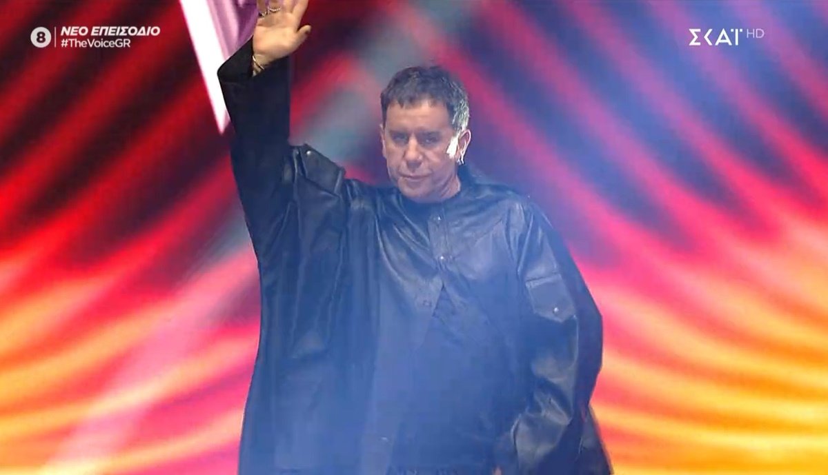 The Voice: Έπος το Χ για τον «Batman»  Μαζωνάκη – «Με το αδιάβροχό του μέσα στο κλίμα της ημέρας ο άρχοντας»