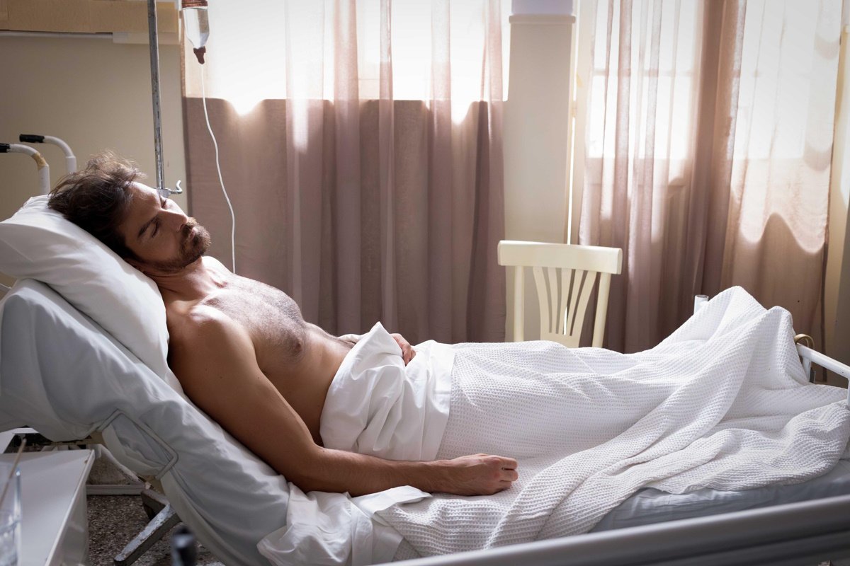 Grand Hotel: Ο Πέτρος σε νοσοκομείο της Θεσσαλονίκης – Backstage υλικό