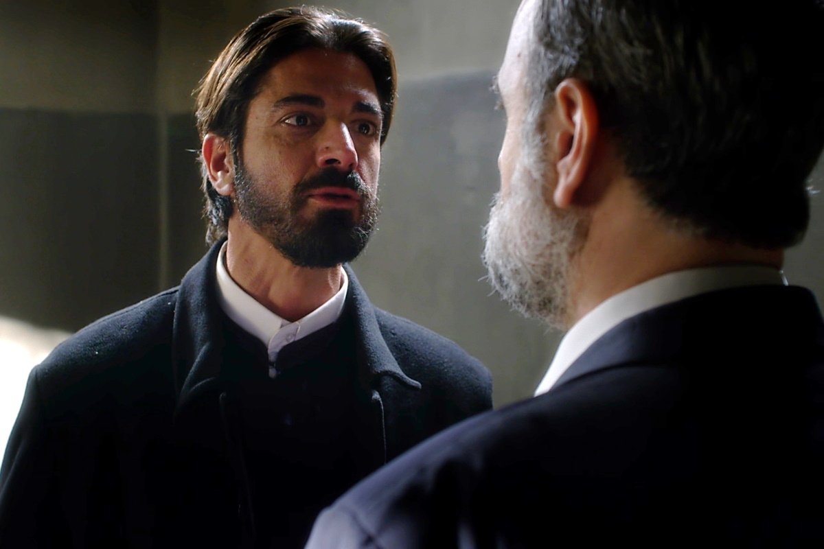 Άγιος έρωτας 26/11: Ο πατήρ Νικόλαος αποκαλύπτει στον Μαρκόπουλο την αλήθεια για την αδελφή του