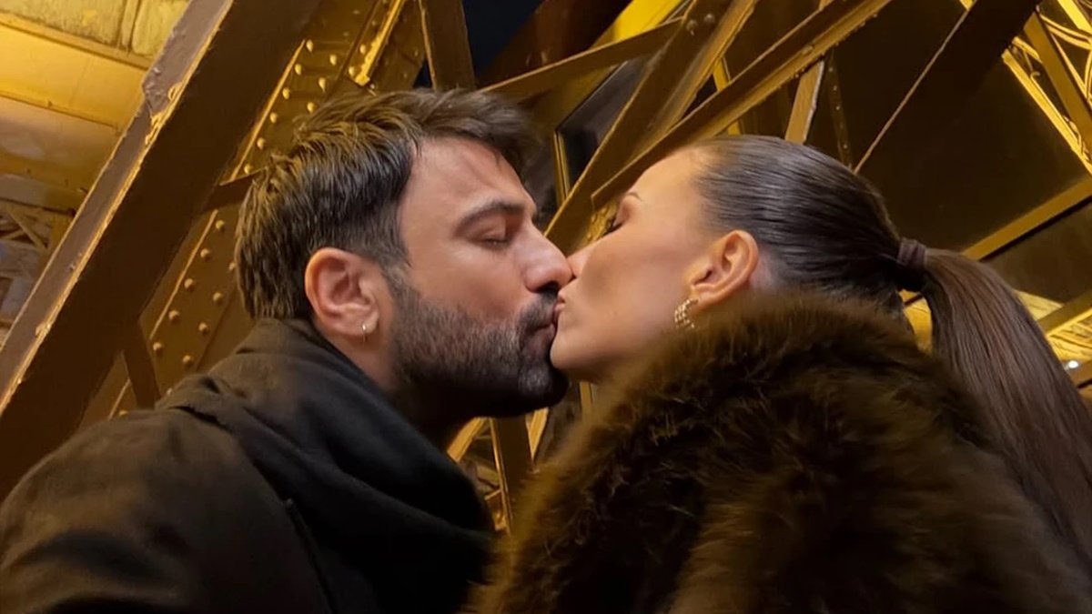 Αντρέας Γεωργίου – Σιμώνη Χριστοδούλου: Το παθιασμένο φιλί κάτω από τον Πύργο του Άιφελ