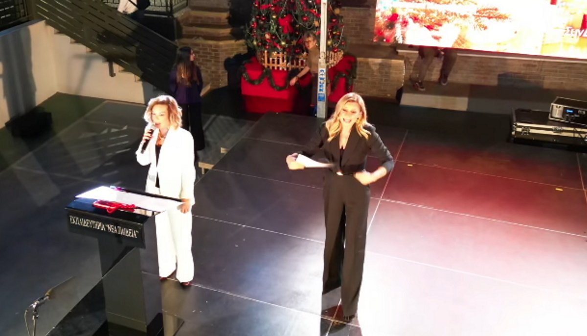 Κατερίνα Καραβάτου: Στο άναμμα του δέντρου των Εκπαιδευτηρίων Νέα Παιδεία, για καλό σκοπό!