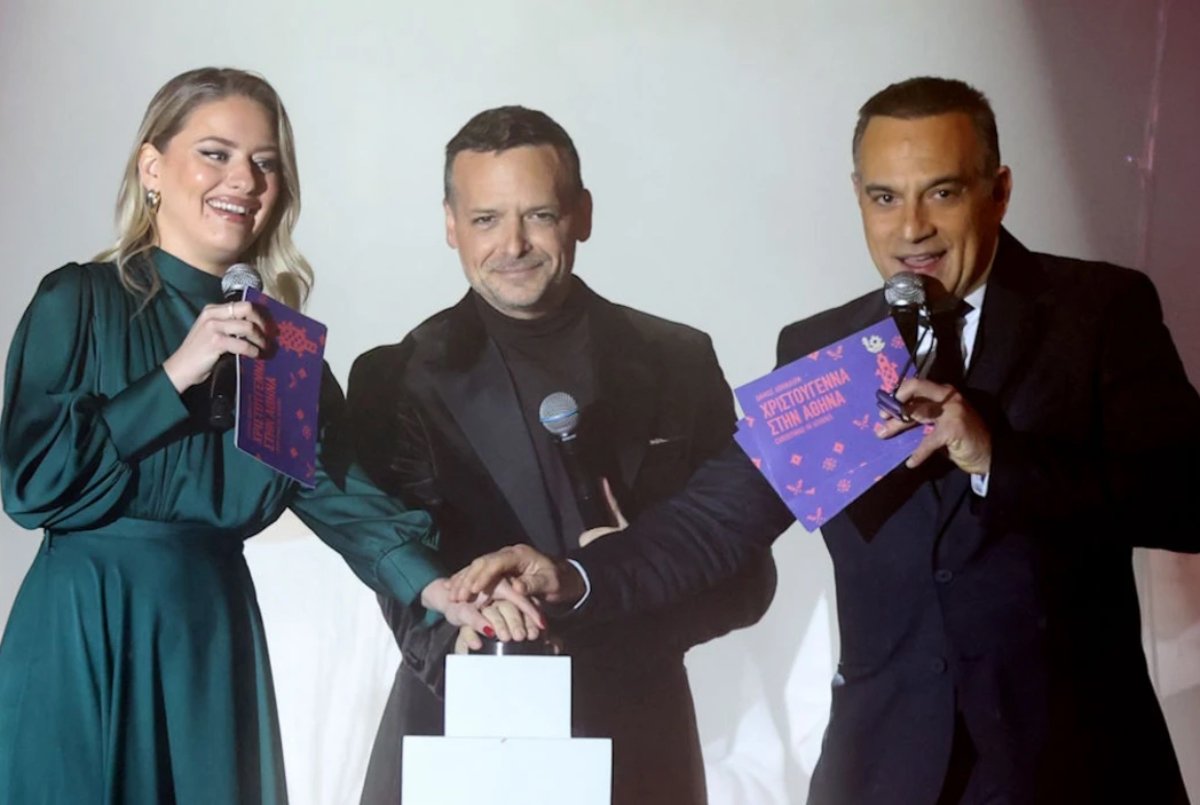 Σύνταγμα: Το χριστουγεννιάτικο δέντρο άναψε — Κρατερός Κατσούλης και Ντόρα Μακρυγιάννη στη λαμπερή παρουσίαση