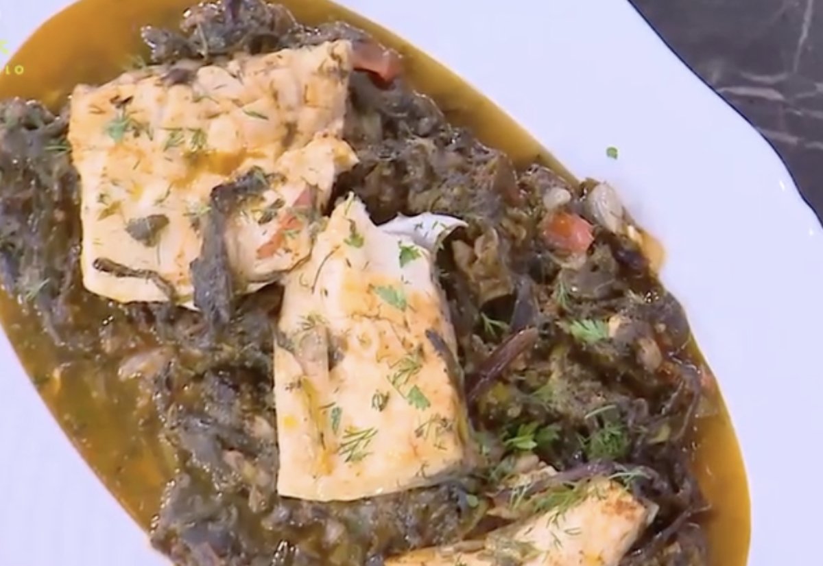 Συνταγή: Λαβράκι με τσιγαριστά χόρτα του Δημήτρη Σκαρμούτσου που μοσχοβολά ελληνική φρεσκάδα!