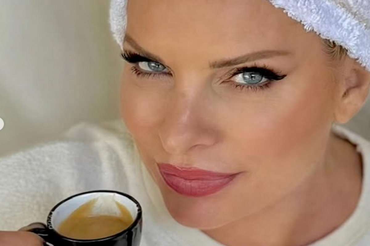 Ελένη Μενεγάκη: Επέστρεψε στην Κηφισιά μετά τις διακοπές στην Ήπειρο – Οι χαλαρές στιγμές στο σπίτι