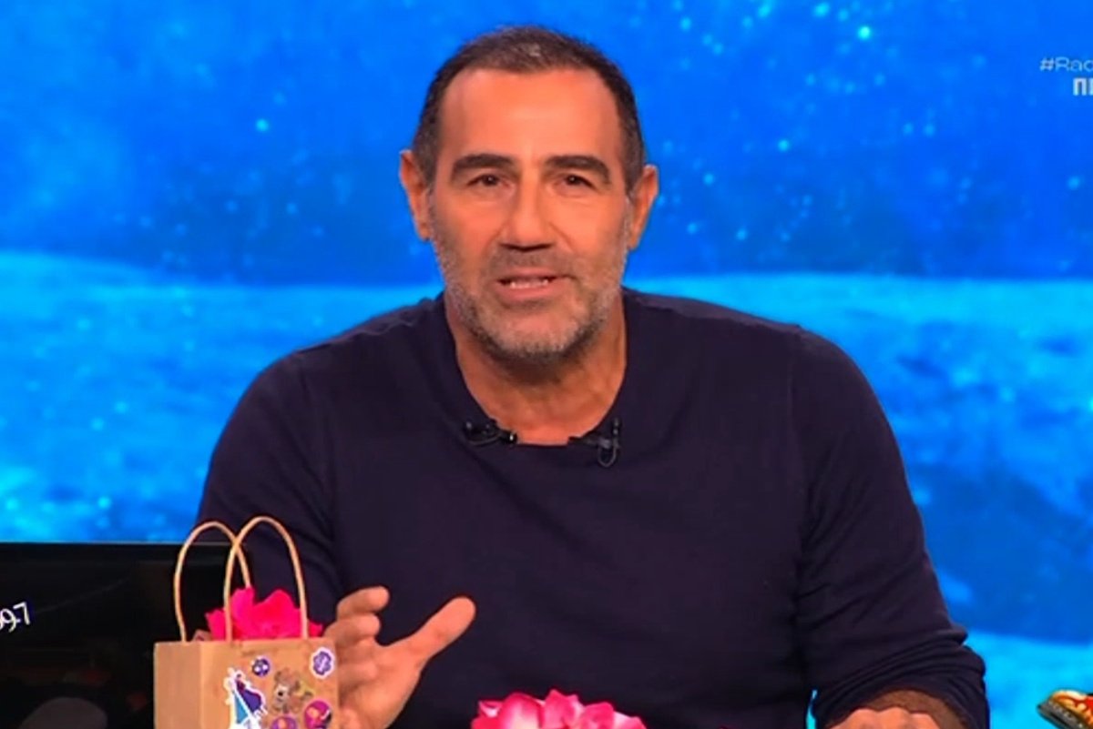 Ράδιο Αρβύλα: Επική πρεμιέρα με διακοπή για έκτακτο δελτίο! Ο Μπισμπίκης, η τζαμαρία και τα «καρφιά» Κανάκη