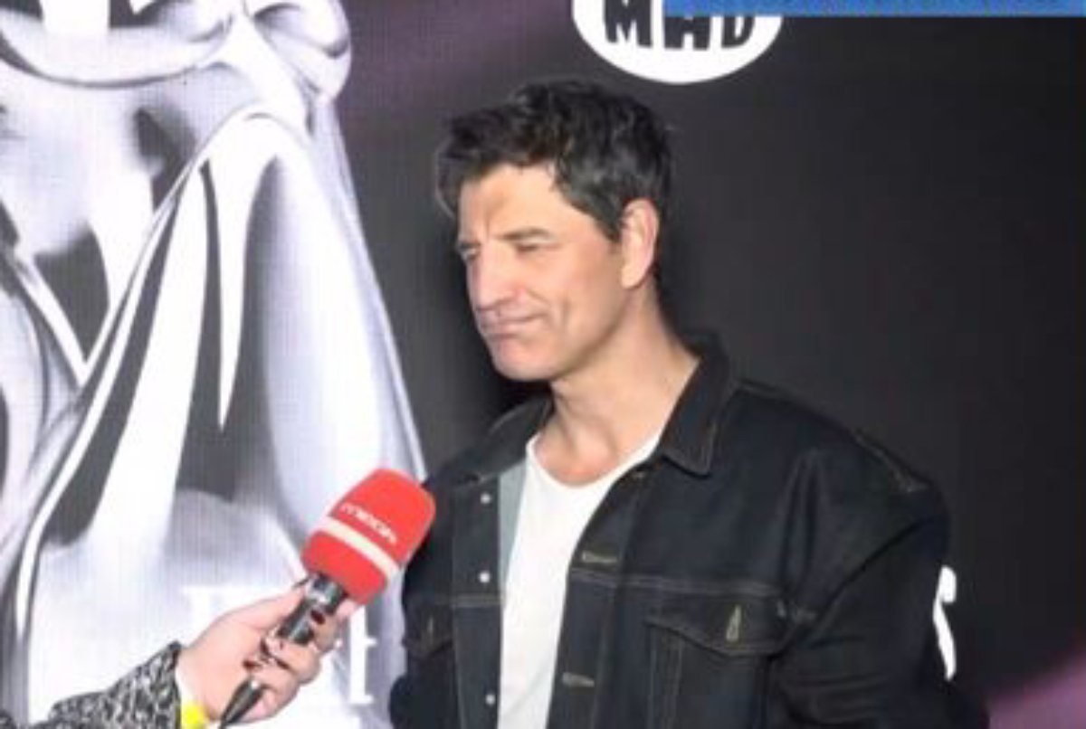 Σάκης Ρουβάς: Η αποστομωτική του ατάκα με χιούμορ για το ατύχημα στη σκηνή – «Λαγούς έβγαζε από το καπέλο της…»