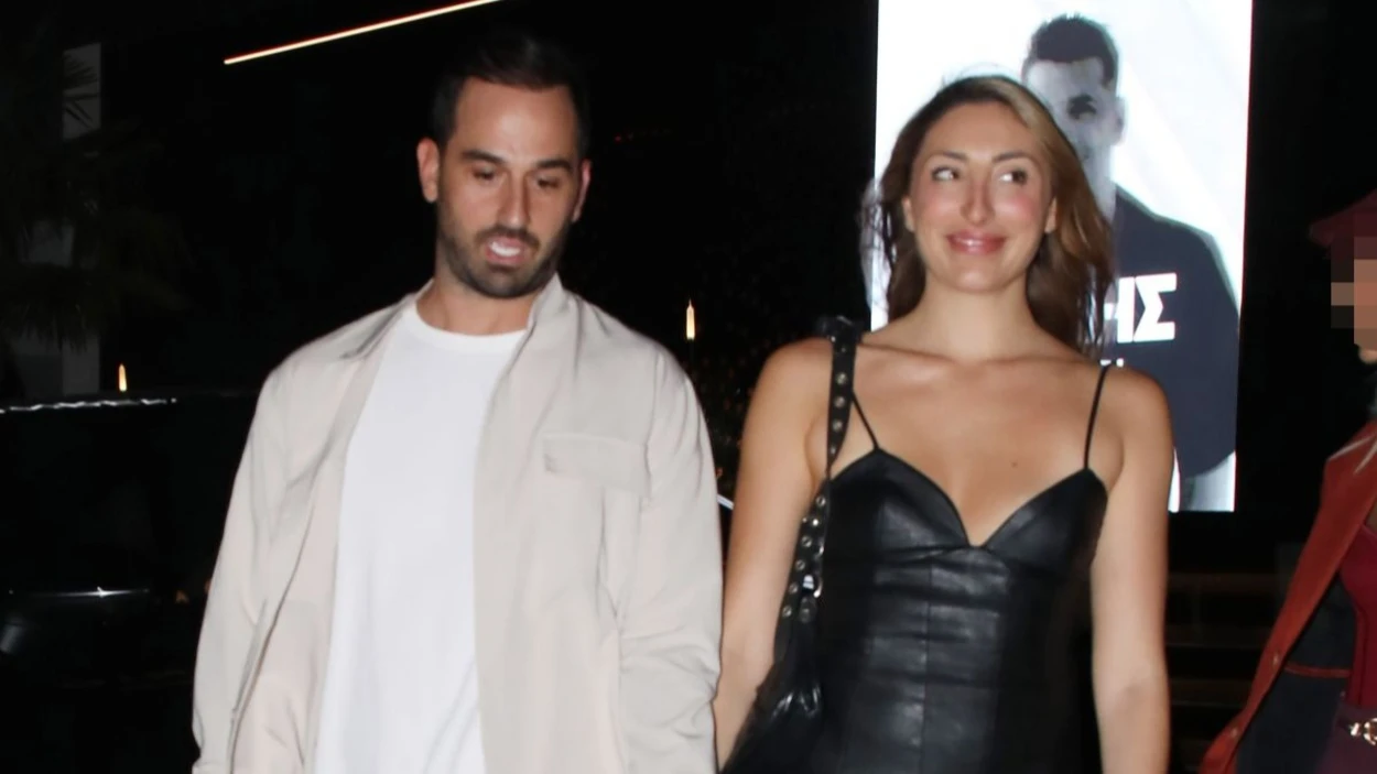 Άρης Σοϊλέδης – Μαριλίνα Κυπαρίσση: Αγκαλιές και φιλιά στη νυχτερινή τους εμφάνιση