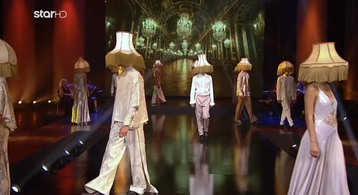 GNTM: Σπαρταριστά σχόλια στο Χ για τη δοκιμασία με τα… πορτατίφ – «Γιαγιά τι τα θες πια τα αμπαζούρ;»