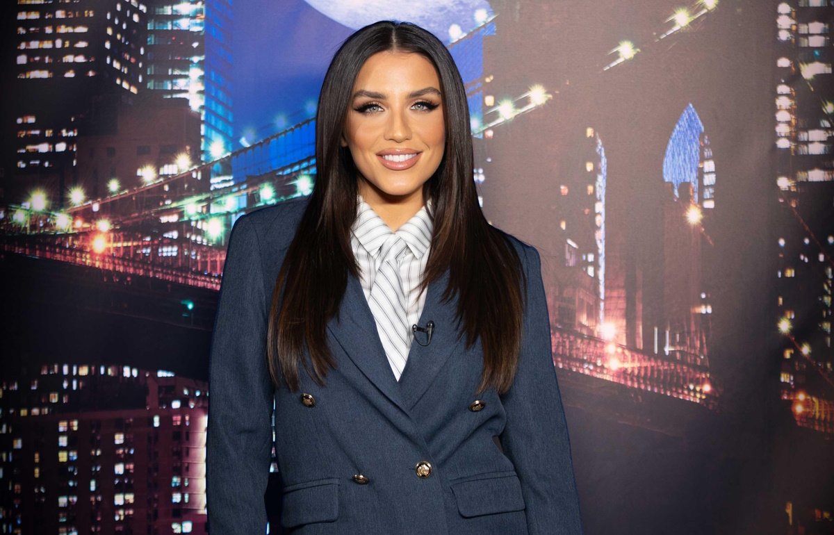 Ιουλία Καλλιμάνη για τα «γαλλικά» στον θαμώνα: «Εκείνη τη μέρα είχα κάνει εξομολόγηση και με περιτριγύριζε ο “άλλος”»