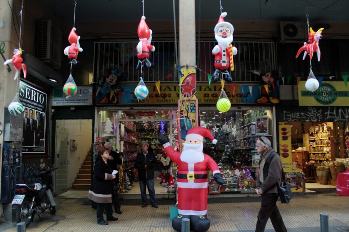 Εορταστικό ωράριο: Τι ώρα κλείνουν τα καταστήματα σήμερα και την παραμονή Πρωτοχρονιάς;
