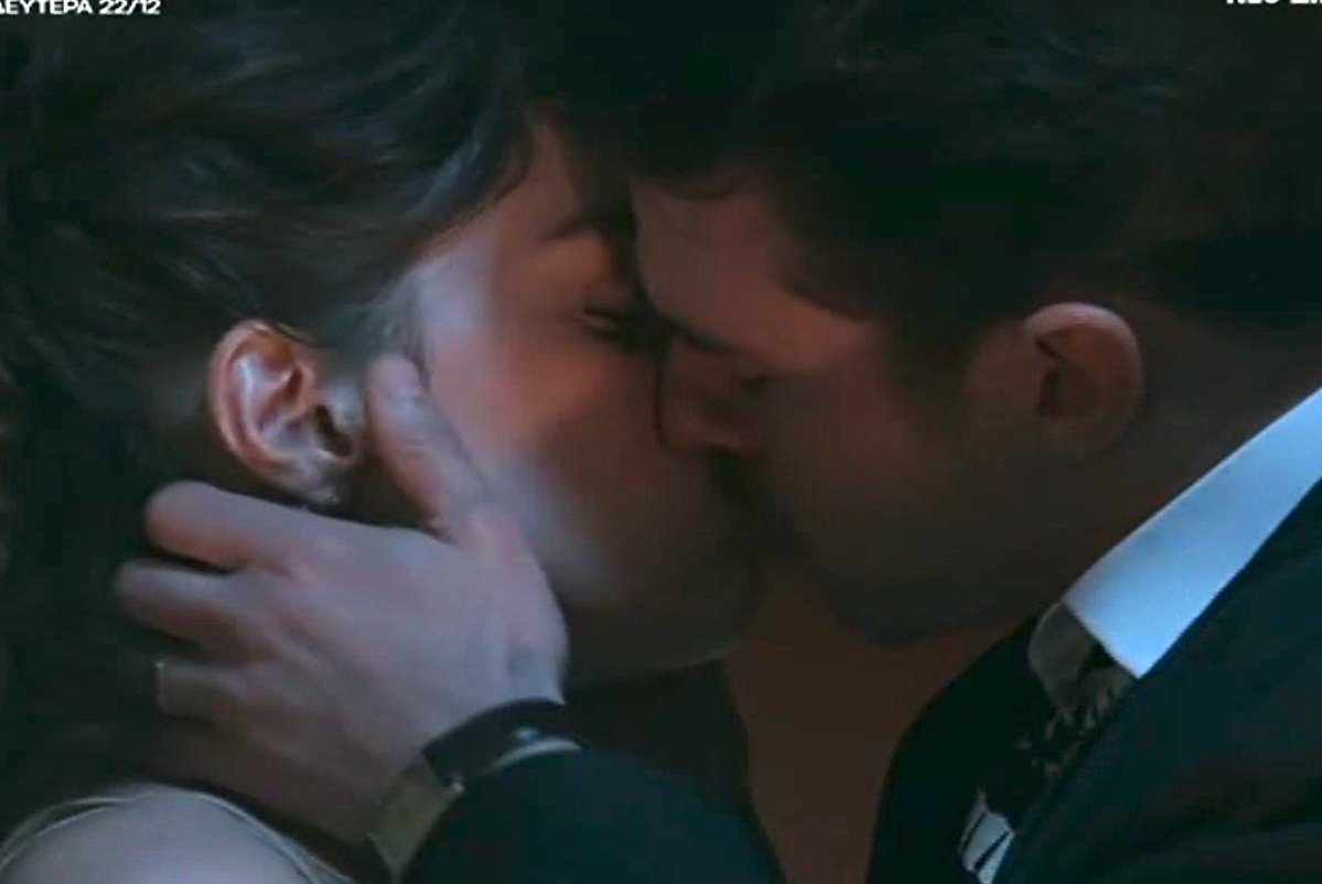 Grand Hotel – X: «Τόσο σου κράτησε ο ατελείωτος έρωτας; Ξετσίπωτη!»