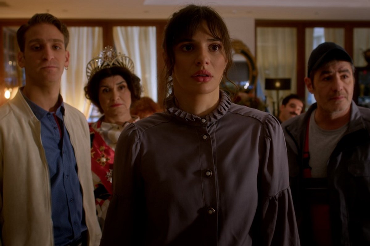 Hotel Elvira 6/12: Ο εκπρόσωπος της Raptor καταφθάνει στο νησί και…