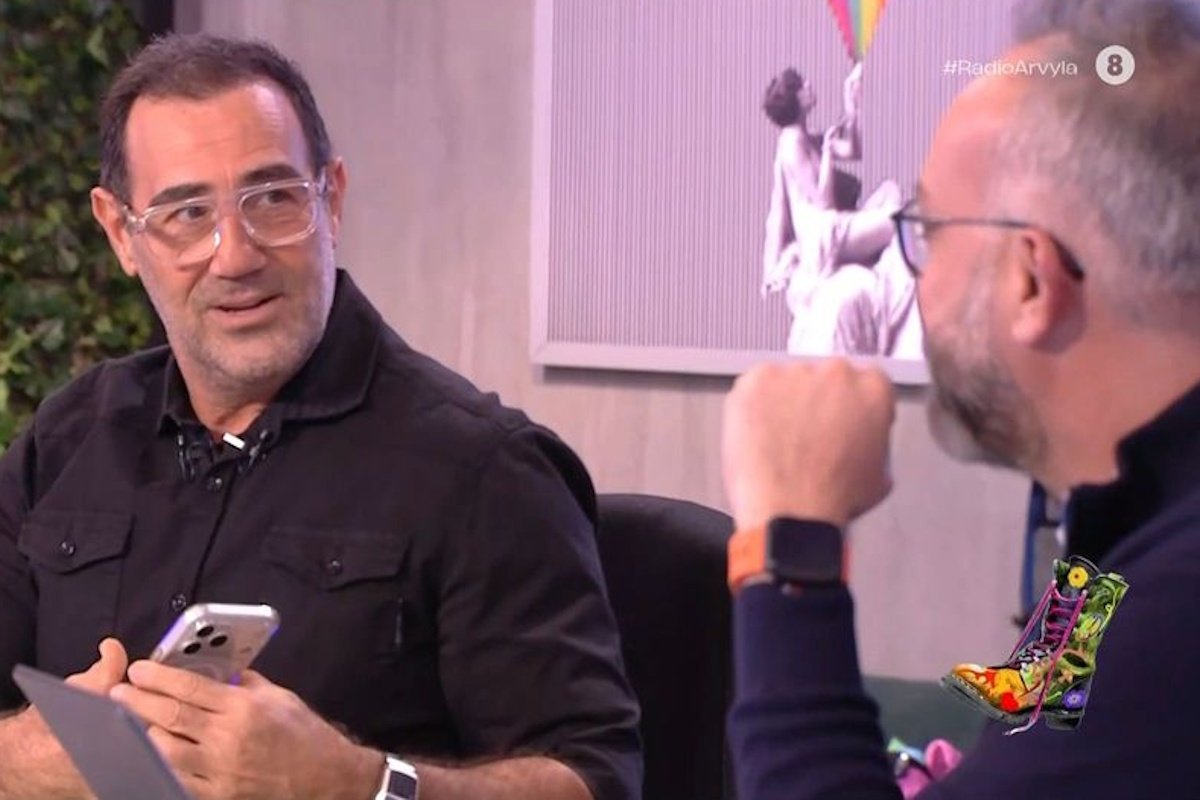 Ράδιο Αρβύλα: Το κινητό που χτύπησε και «τάραξε» τον Κανάκη – «Ζητώ συγγνώμη για τη συμπεριφορά του ανθρώπου»