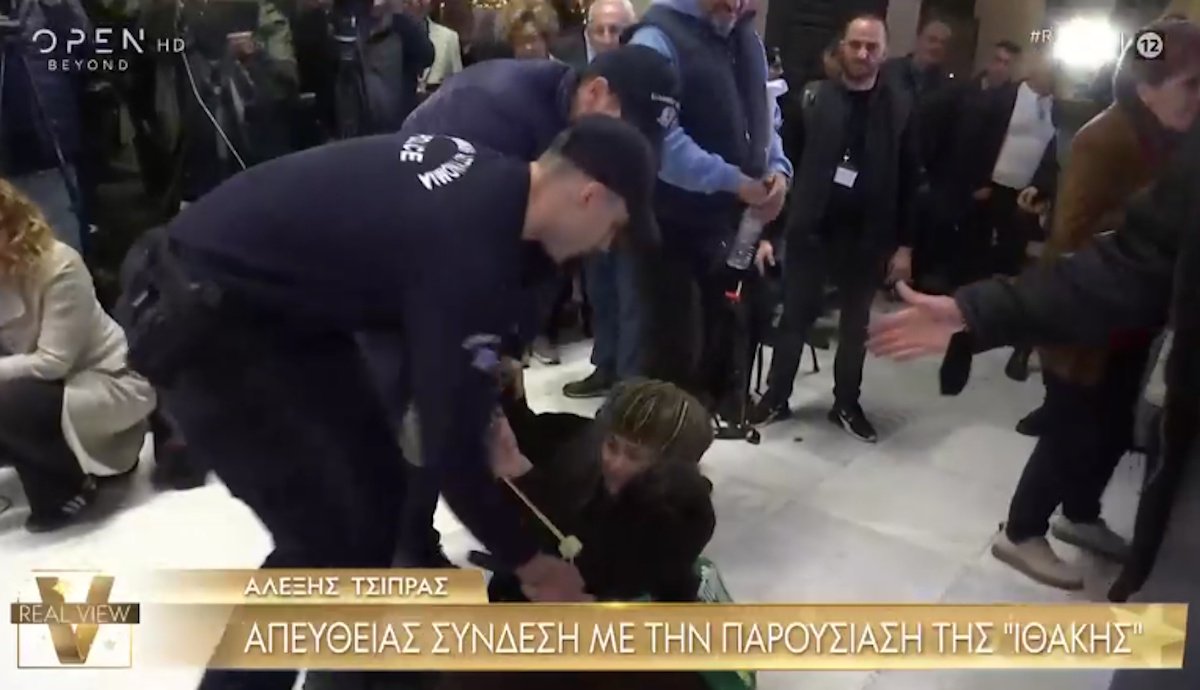 Ελένη Λουκά: Μπούκαρε στην παρουσίαση της «Ιθάκης» του Τσίπρα – Έπεσε στα πατώματα και ούρλιαζε