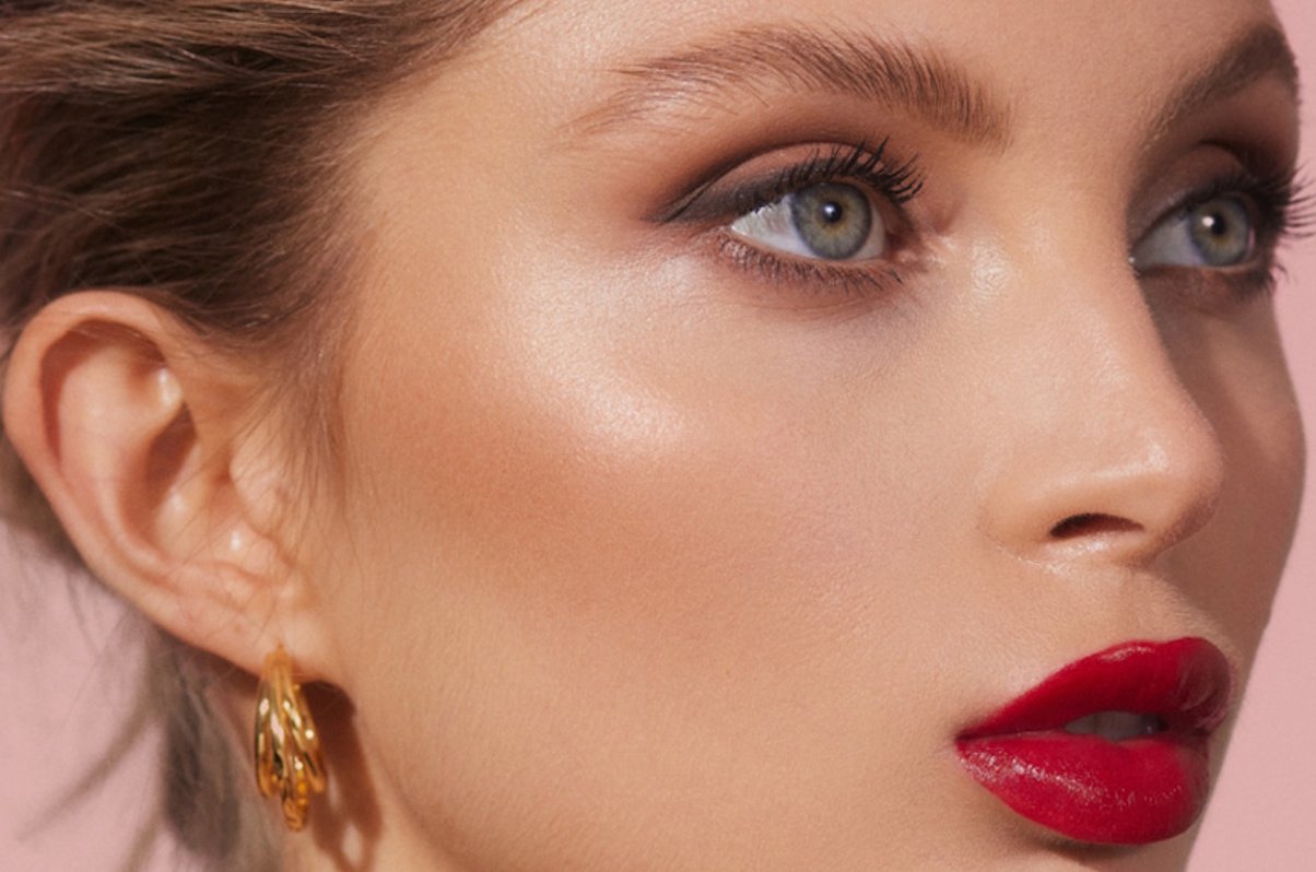 Παραμονή Πρωτοχρονιάς: Η τάση είναι glow & glam – Το απόλυτο μακιγιάζ που θα κλέψει τις εντυπώσεις στο ρεβεγιόν