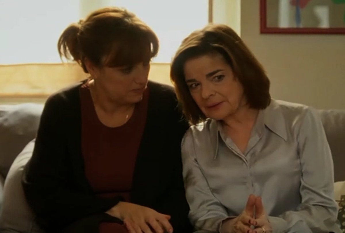 Να μ΄αγαπάς – Χ: «Βρακί δεν έχει να βάλει, αλλά σιχαίνεται τις φτωχάντζες!»