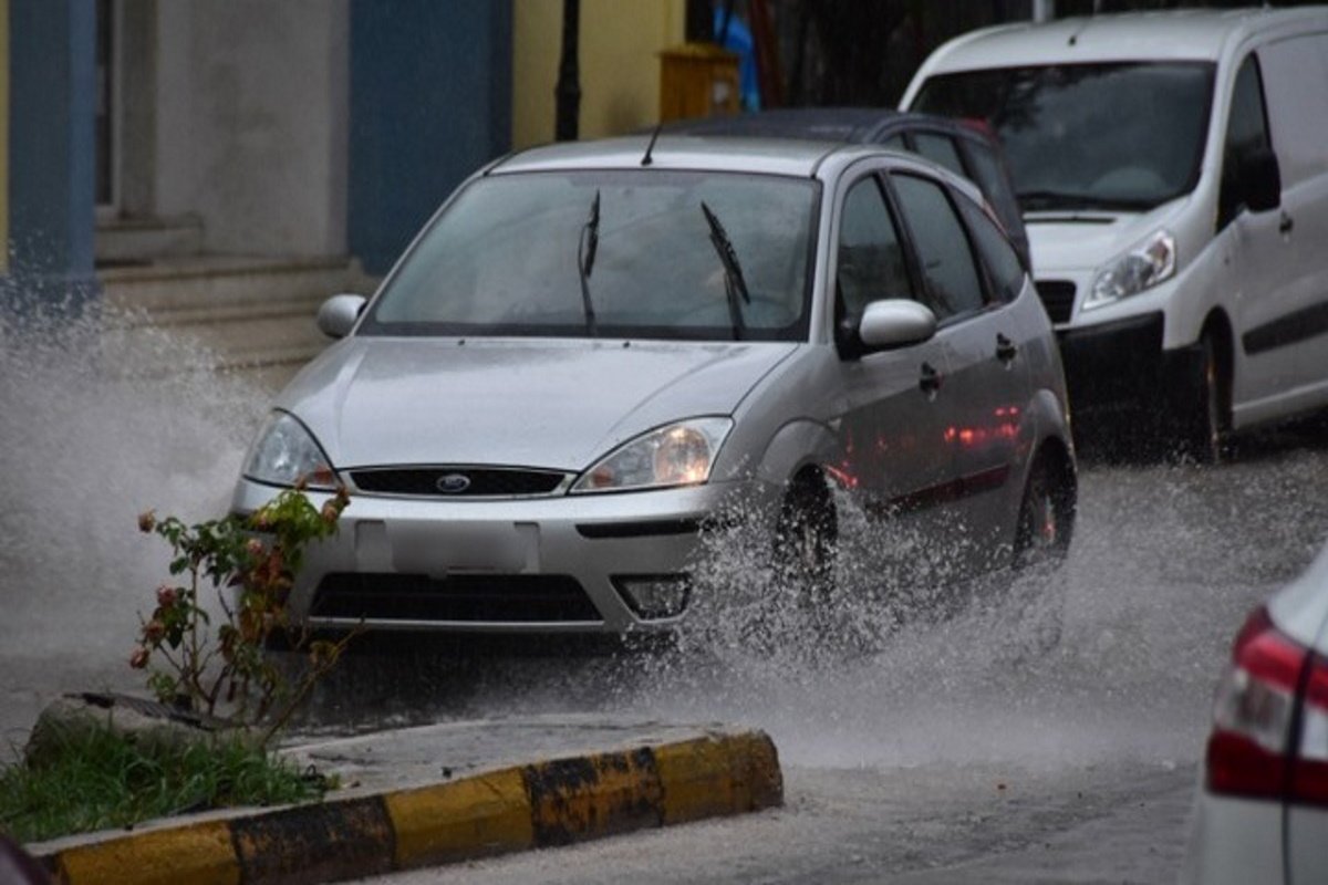 Σφυροκοπά τη χώρα η κακοκαιρία «Byron» – Πλημμυρικά φαινόμενα και κλειστοί δρόμοι στην Αττική