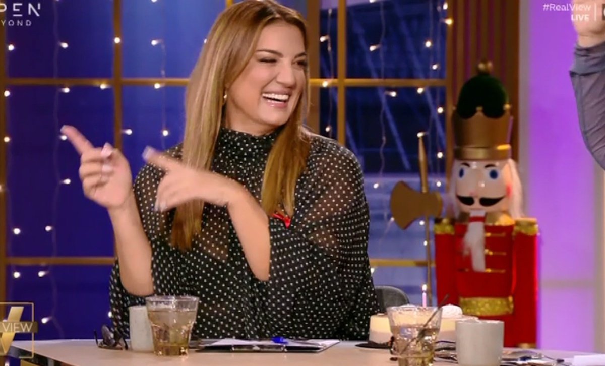 Ελίνα Παπίλα: Γενέθλια στο πλατό του Real View – «Στα πρώτα “άντα” την άκουσα»