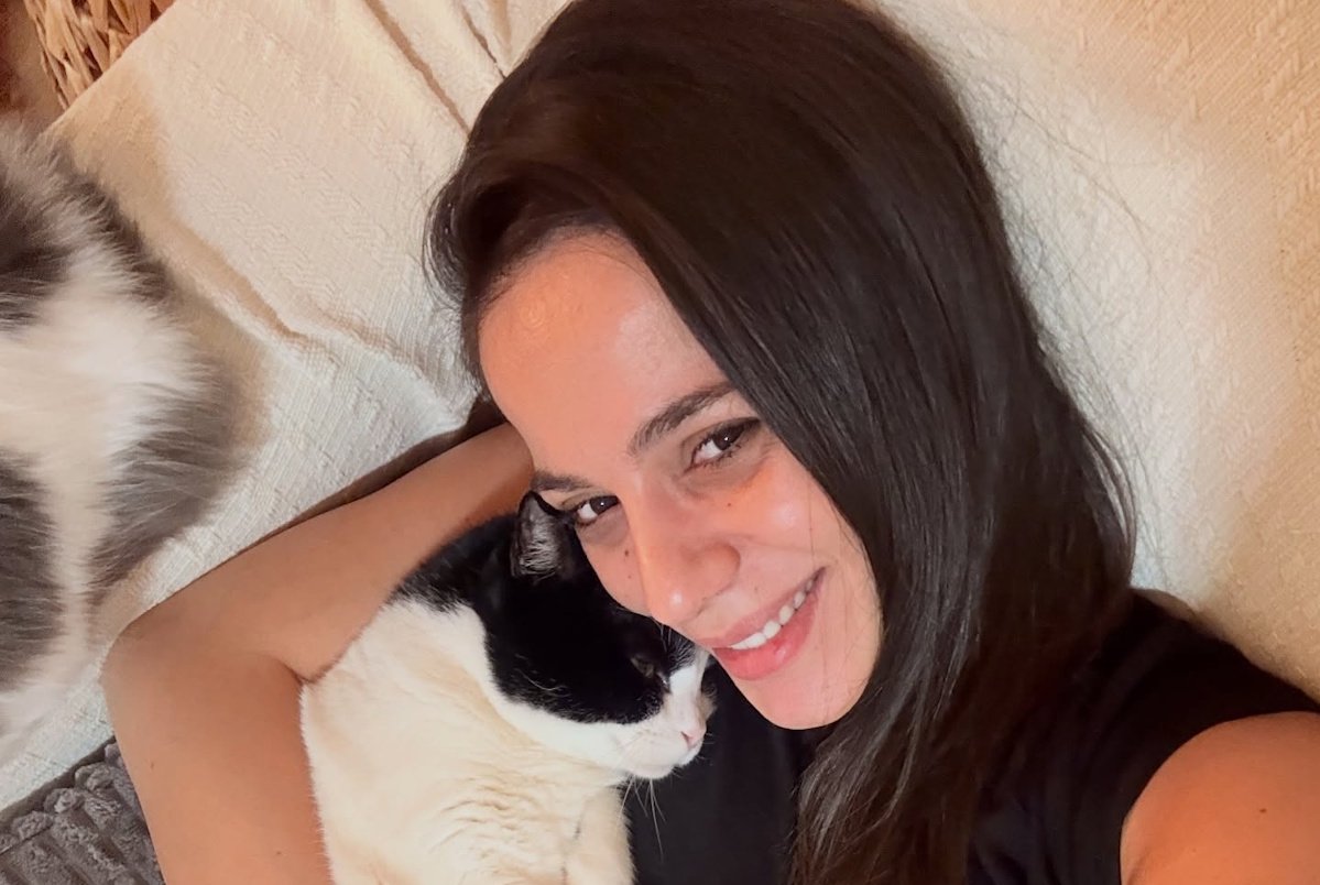 Ευλαμπία Ρέβη: Με φουσκωμένη κοιλίτσα αγκαλιά με τις γάτες της – «Είναι αληθινή αγάπη, όχι “κίνδυνος”»