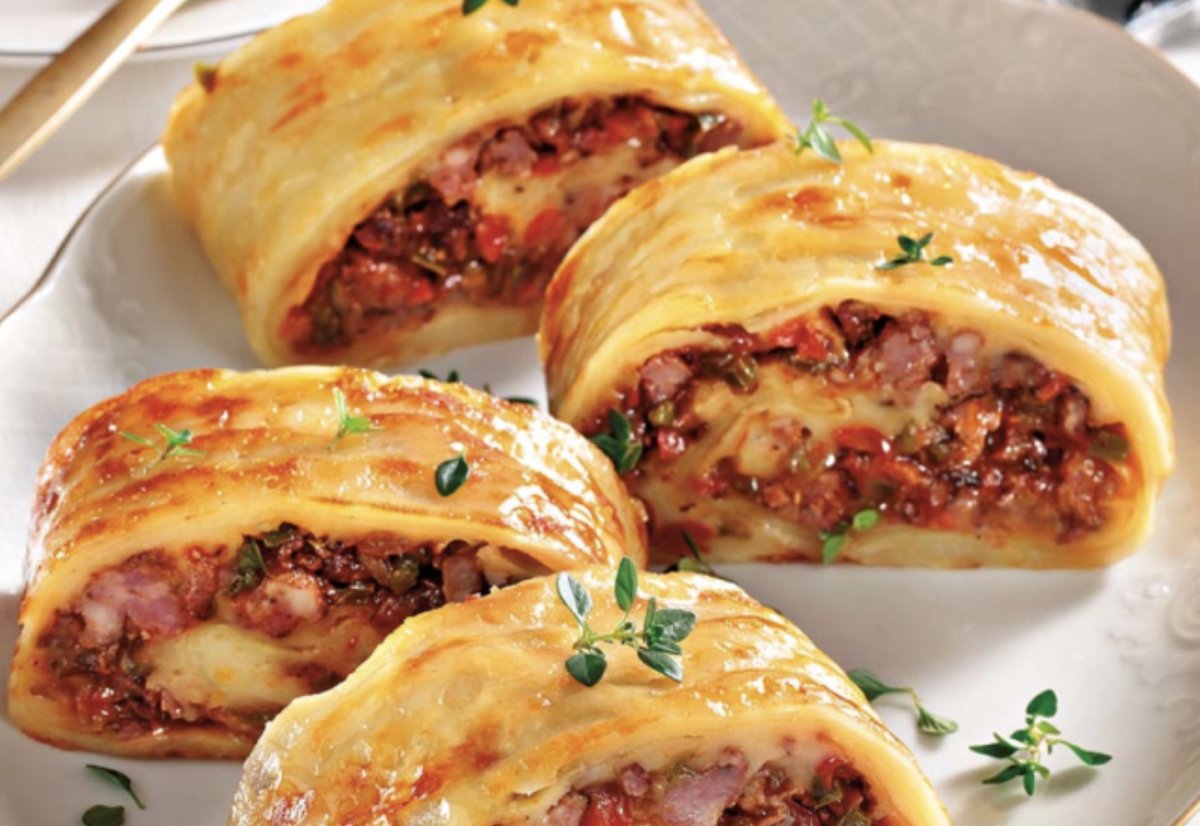 Συνταγή: Ρολό πατάτας με τυριά και χωριάτικο λουκάνικο – Το απόλυτο comfort φαγητό