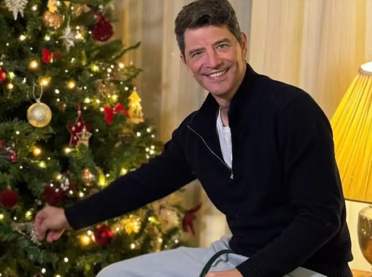 Σάκης Ρουβάς: Γιορτινές εικόνες από το σπίτι του και ευχές από καρδιάς – Βίντεο