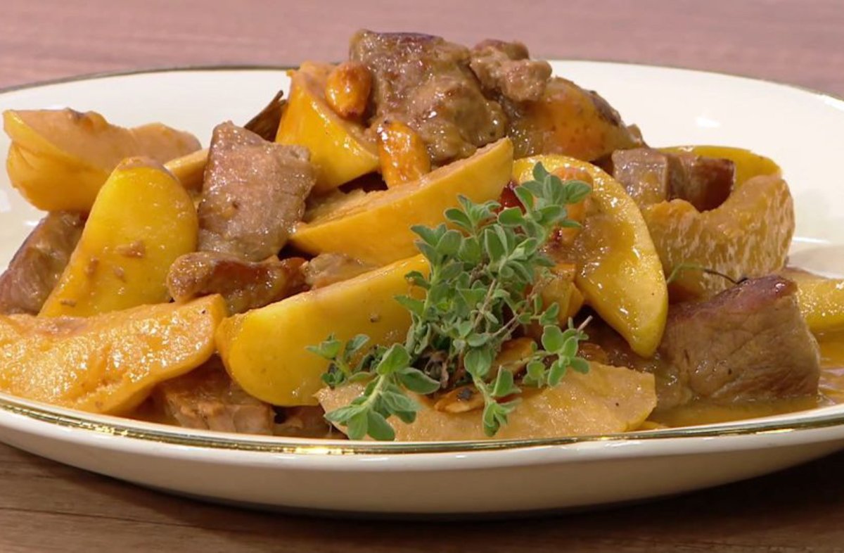 Συνταγή: Μαύρος χοίρος με μήλα και κυδώνια – Η γιορτινή θαλπωρή στο τραπέζι σας