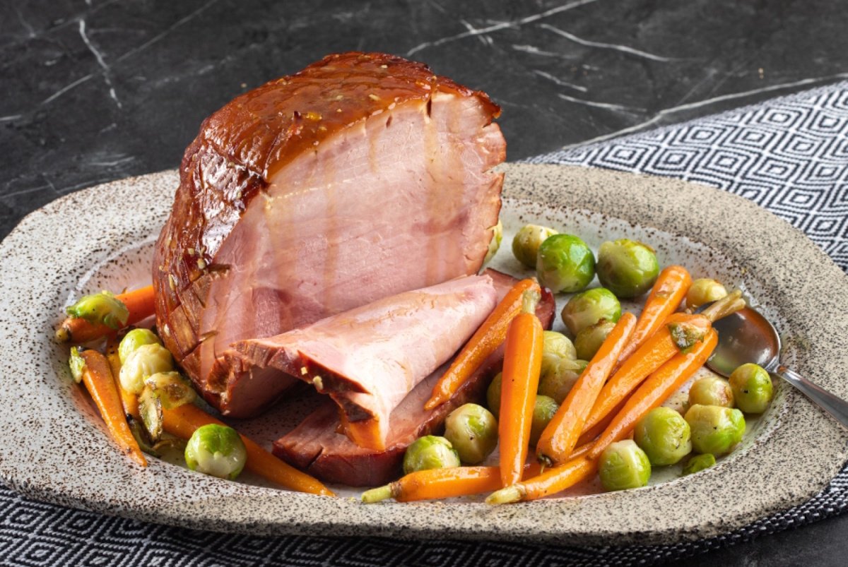 Πρωτοχρονιάτικο τραπέζι με καραμελωμένο χοιρινό στον φούρνο που λιώνει στο στόμα