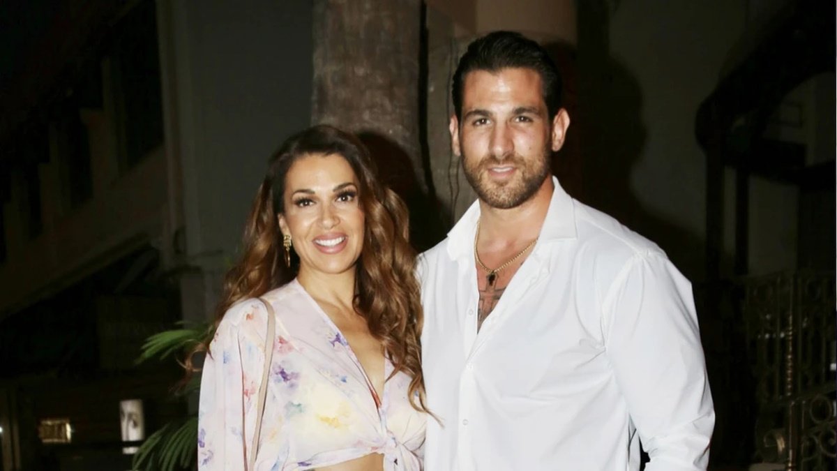 Ελένη Χατζίδου – Ετεοκλής Παύλου: Το εντυπωσιακό χριστουγεννιάτικο γλυκό που έφτιαξαν με την κόρη τους