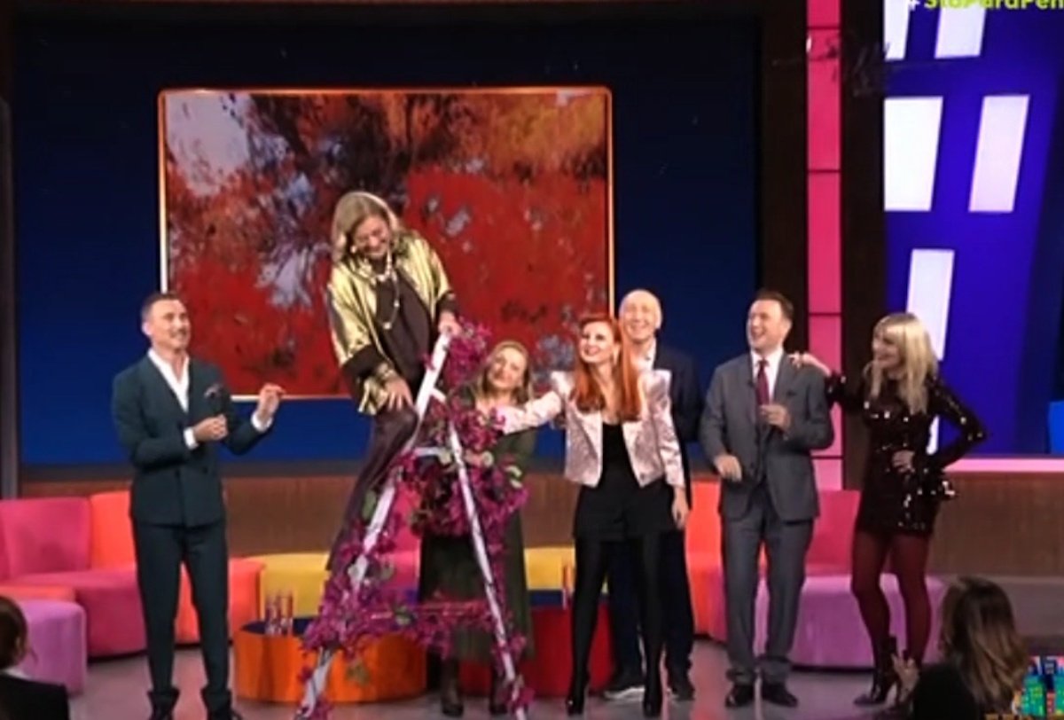 Στο Παρά Πέντε: Επική στιγμή! Η Ελισάβετ Κωνσταντινίδου αναβίωσε τη σκηνή που η Ζουμπουλία τραγουδούσε Τάμτα